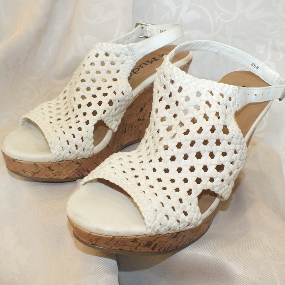 mudd wedge sandals